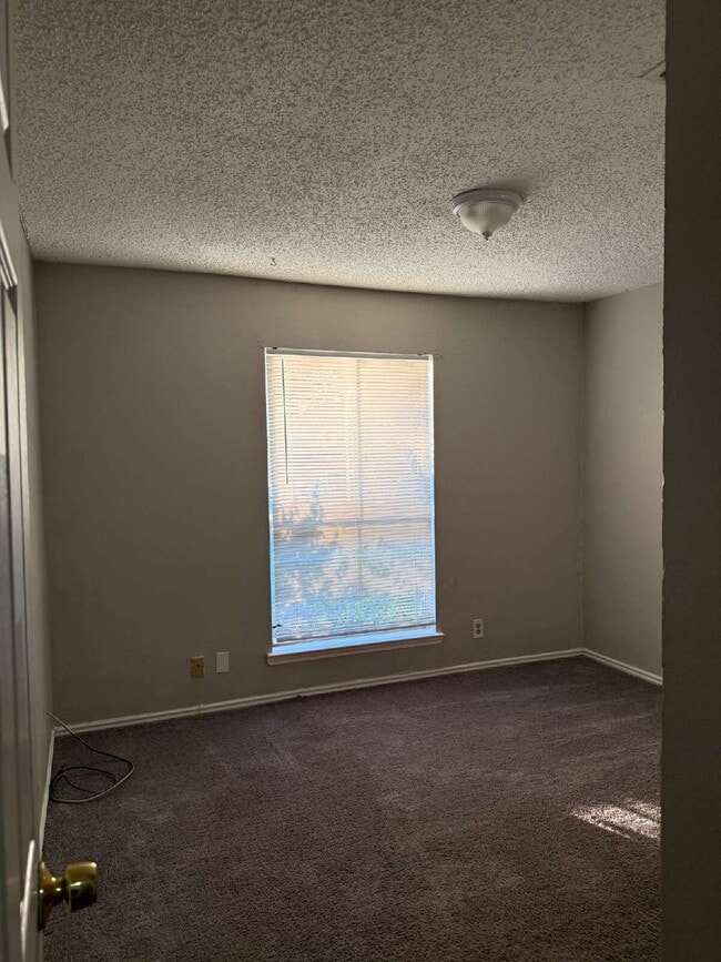 Building Photo - Two Bedroom/Two Bathroom Duplex Between Ki...