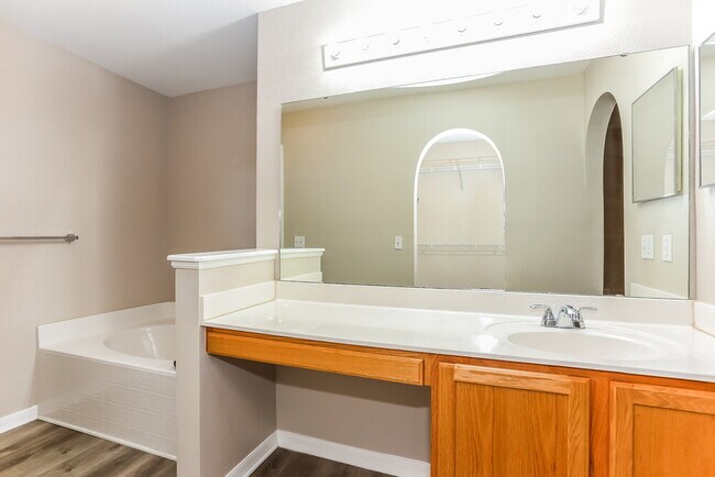 Building Photo - 98 Reeding Ridge Dr E