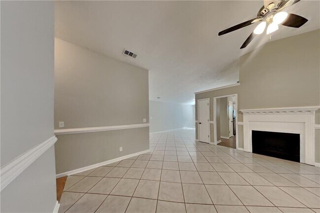 Building Photo - 615 Paris Dr