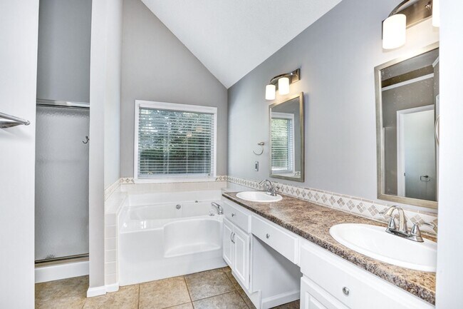 Building Photo - 3/2 With Sun-Room and Large Backyard!