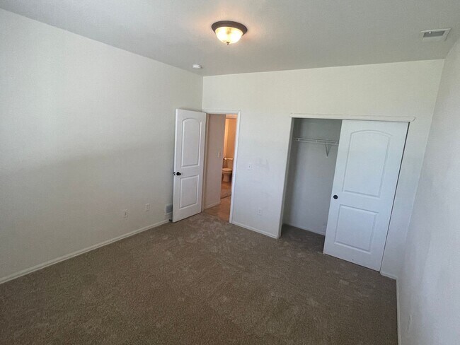 Building Photo - Beautiful 4 Bed, 3 Bath House in Maple Hill!