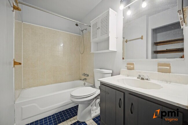 Building Photo - 3 BEDROOM 2 BATH W/GARAGE IN VIRGINIA BEACH PETS ALLOWED