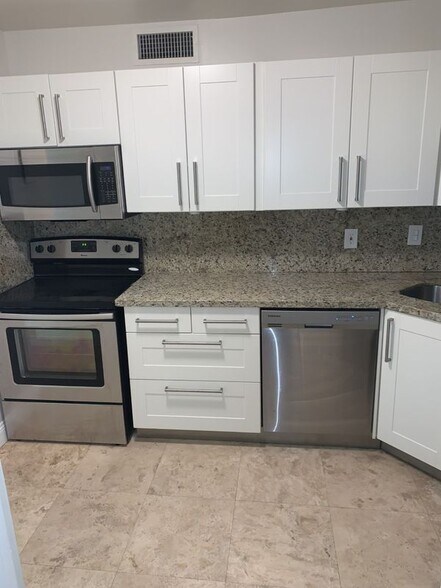 Building Photo - 3109 Oakland Shores Dr