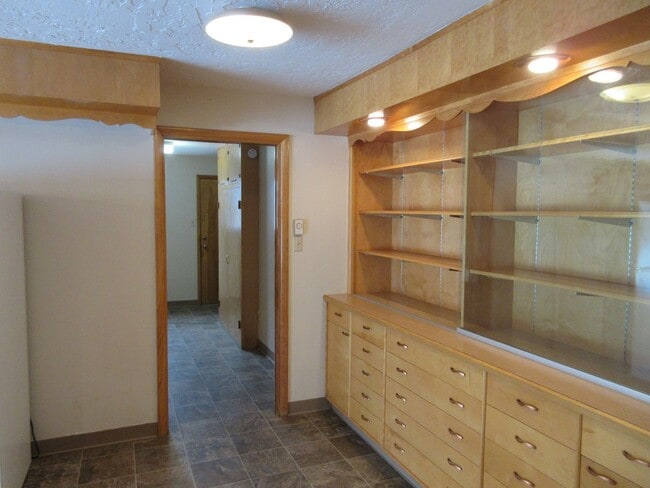 Building Photo - Spacious single level home with a retro feel - you must see!