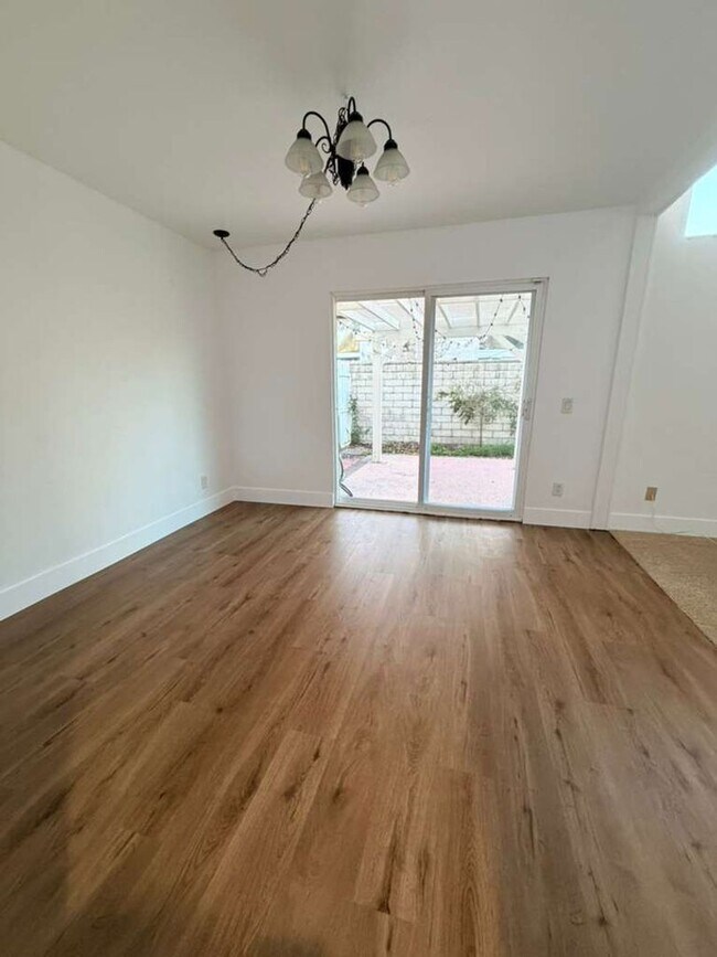 Building Photo - Freshly Updated End-Unit Townhome in the Gated Community of Vista Valencia