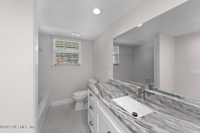 Building Photo - 221 Pablo Rd