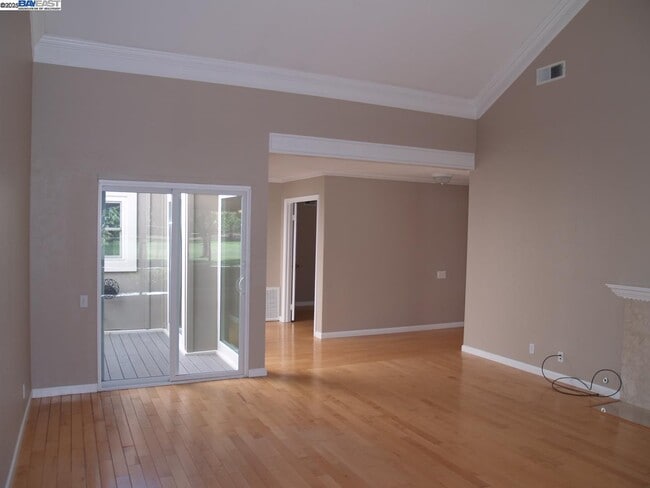 Building Photo - 647 Doral Dr