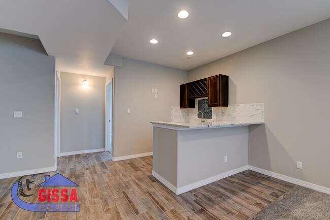 Building Photo - Beautiful home with 5 bedrooms, 4 bathroom...