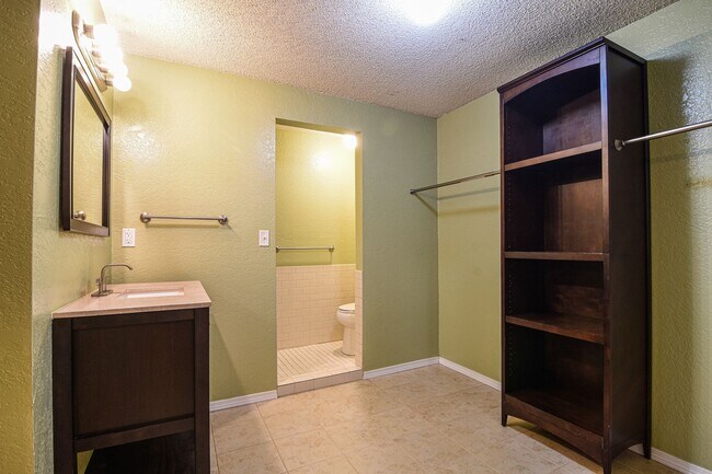 Building Photo - Shoreline Two Bedroom Condo