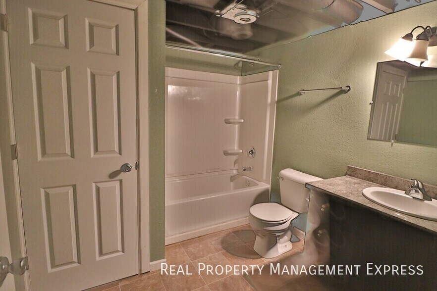 Building Photo - Beautiful 3 bedroom 2 bathroom home near d...