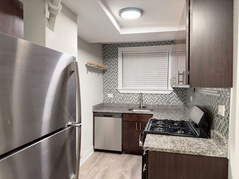 Building Photo - 4432 N Wolcott Ave