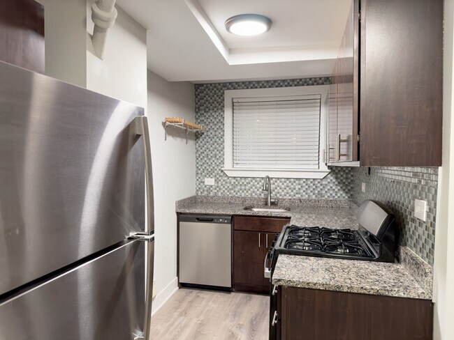 Building Photo - 4432 N Wolcott Ave