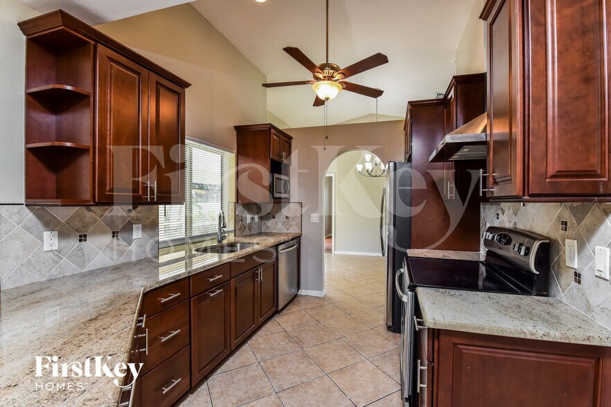 Building Photo - 633 SW 9th Ave