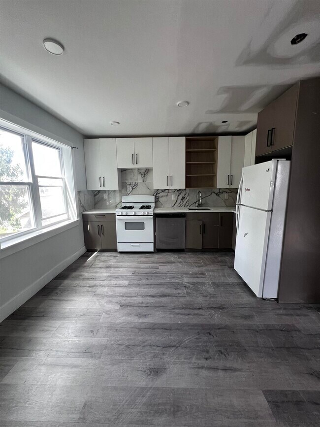 Building Photo - 28 E 47th St