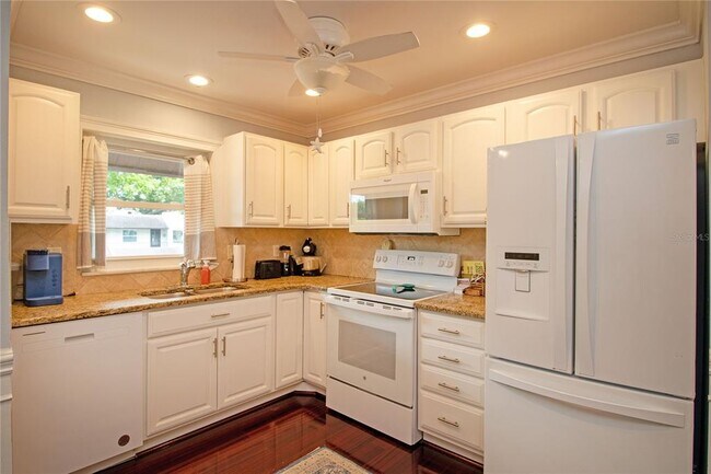 Building Photo - 1100 E Bay Dr
