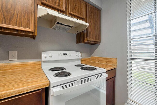 Building Photo - 9090 S Braeswood Blvd