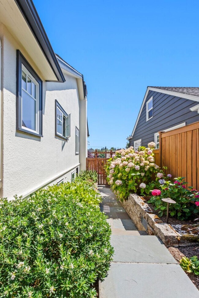 Building Photo - 3bd/1.75ba Seattle Home