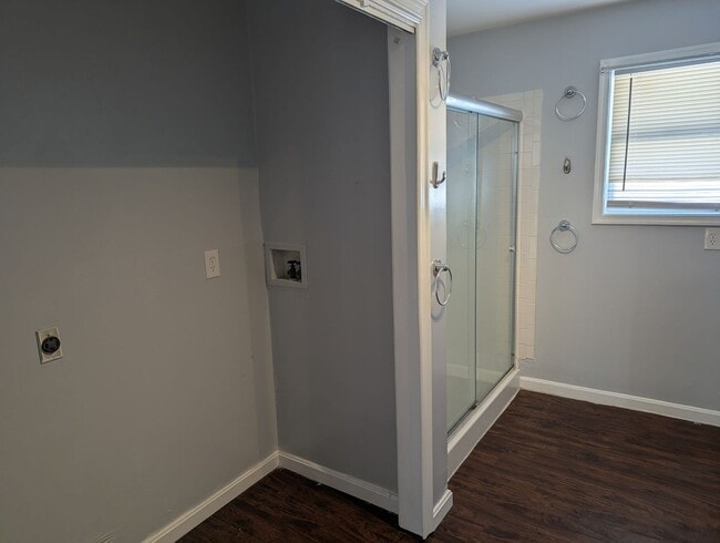 Building Photo - 3 Bedroom 2 Bath SFH