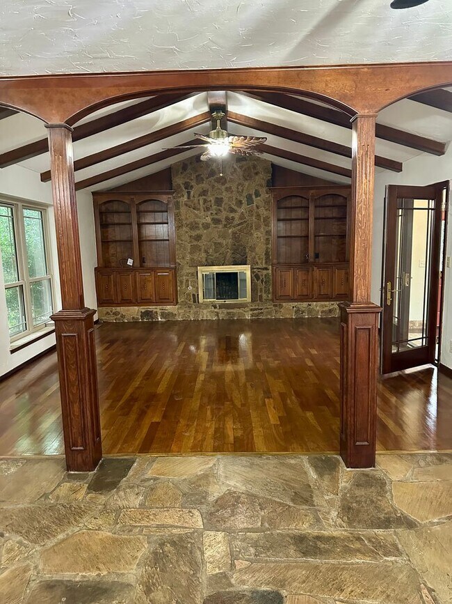 Building Photo - Immaculate major remodeled executive home ...