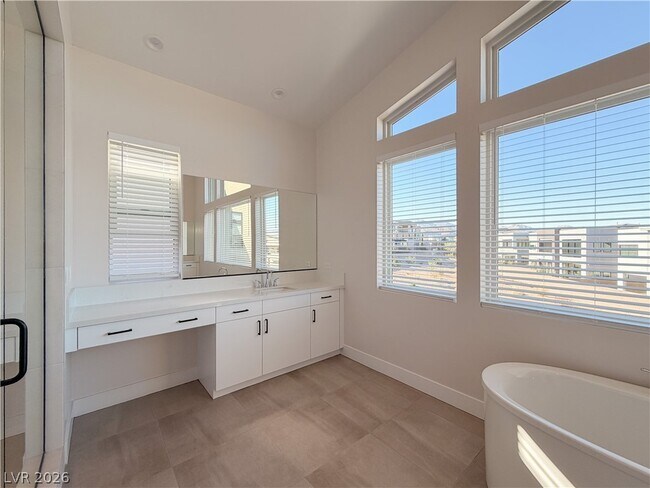 Building Photo - 10761 Canyon Bloom Dr