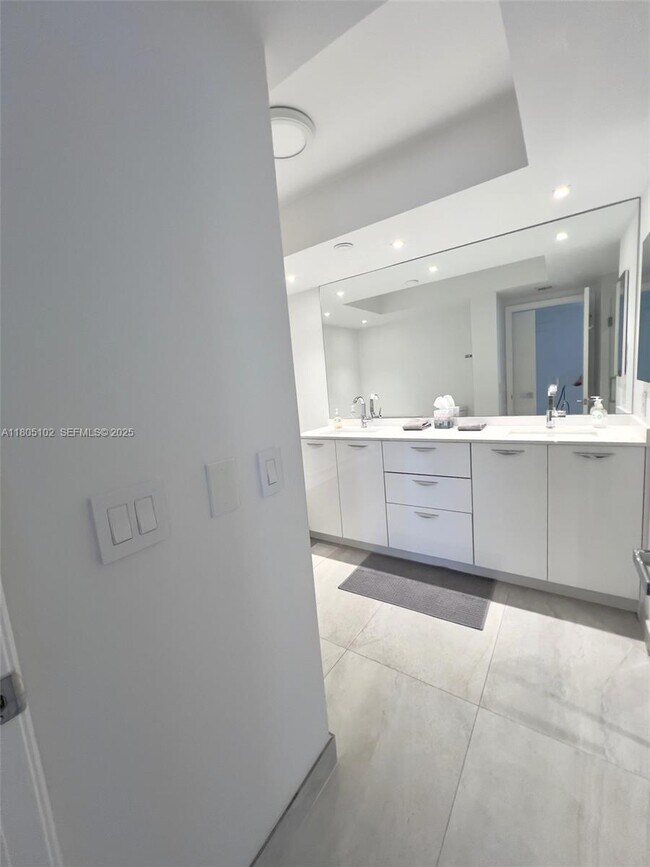 Building Photo - 1000 W Island Blvd