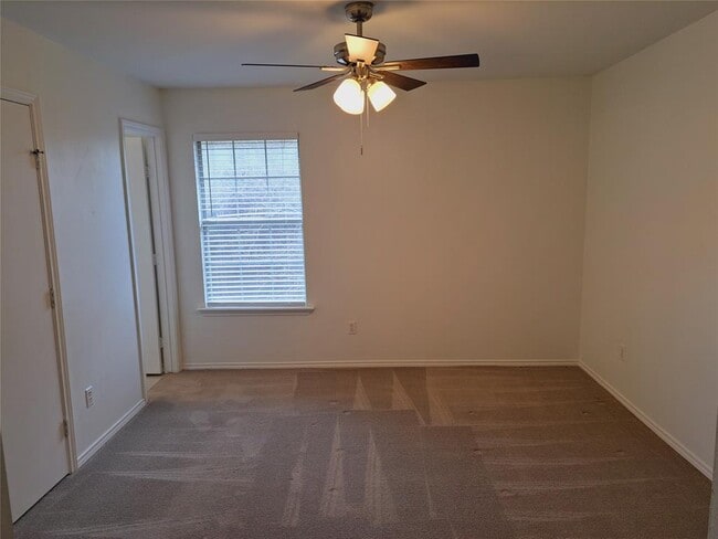 Building Photo - 6703 Hill Oaks Dr