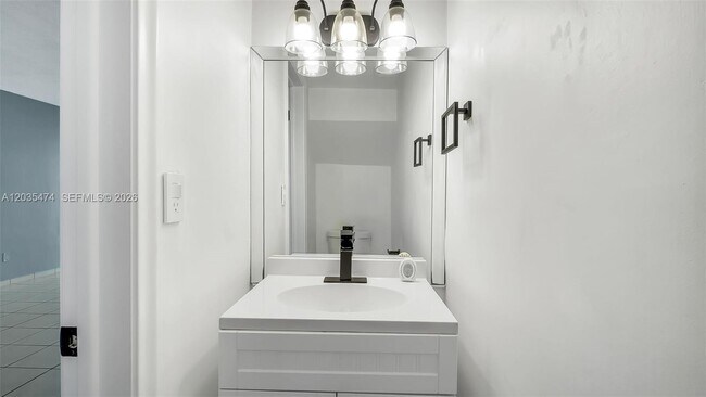 Building Photo - 1647 W 72nd St