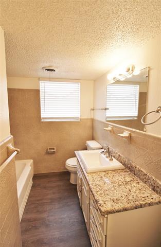 Building Photo - 900 Valley Ridge Dr