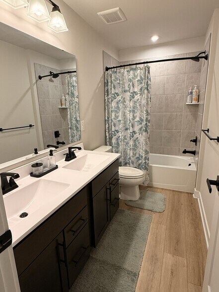 Guest Bathroom - Double Sink Vanity - 3212 Vanessa Dr
