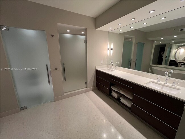 Building Photo - 300 South Pointe Dr