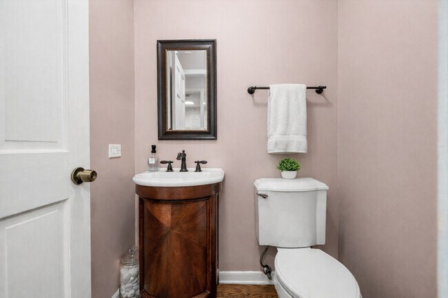 Building Photo - 931 Canterbury Dr