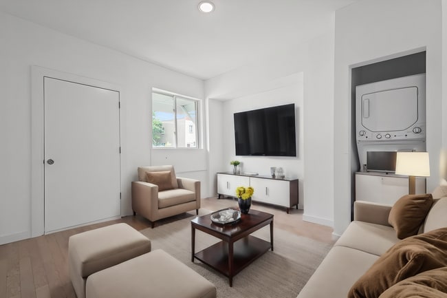 Primary Photo - 640 Collins St