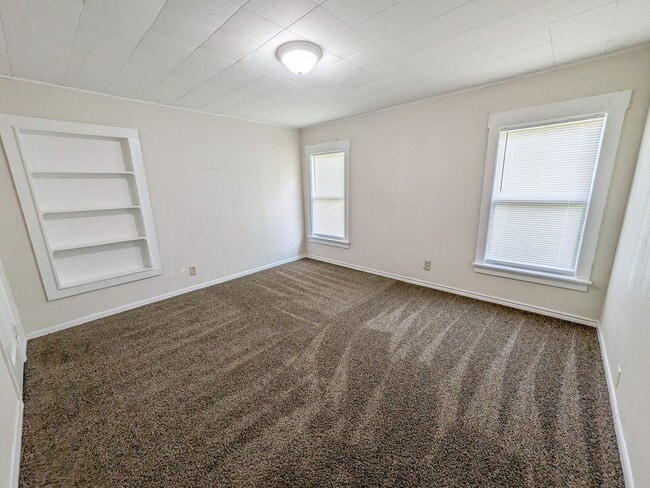Building Photo - 5365 E Parkway Dr