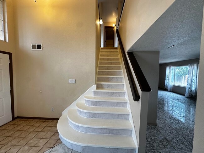 Building Photo - 800 Halter Dr SW