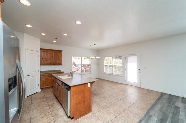 Building Photo - 1210 W Indian Hills Dr