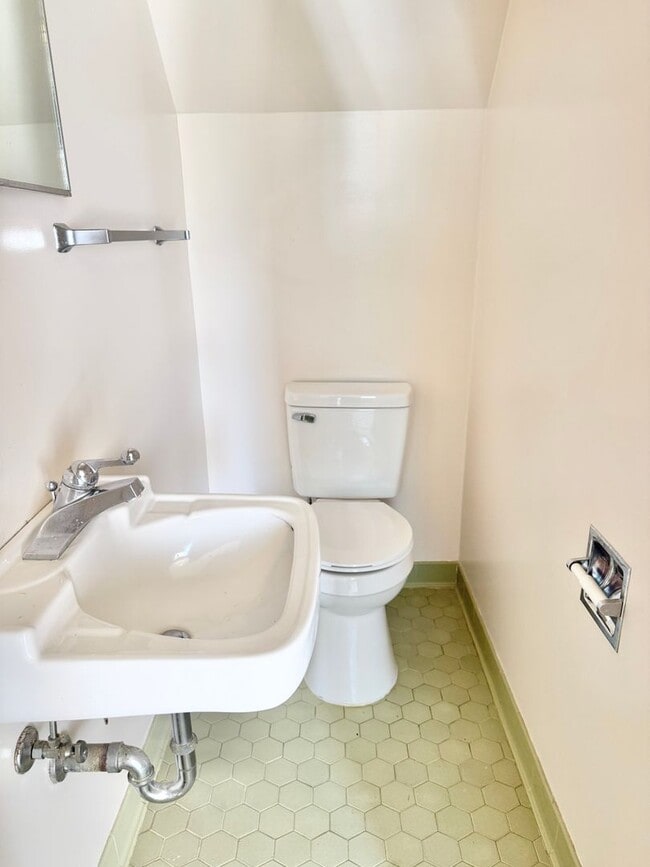 Building Photo - Adorable 2 Bedroom Convenient to I-29, Shopping & More!