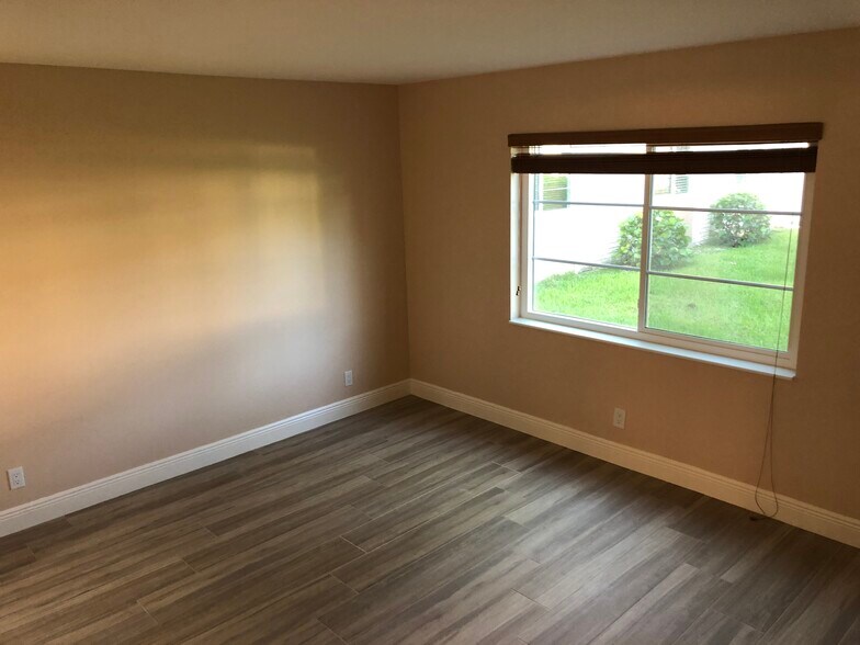 Master bedroom - 1950 N Andrews Ave