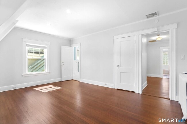 Building Photo - 1872 Bedford St