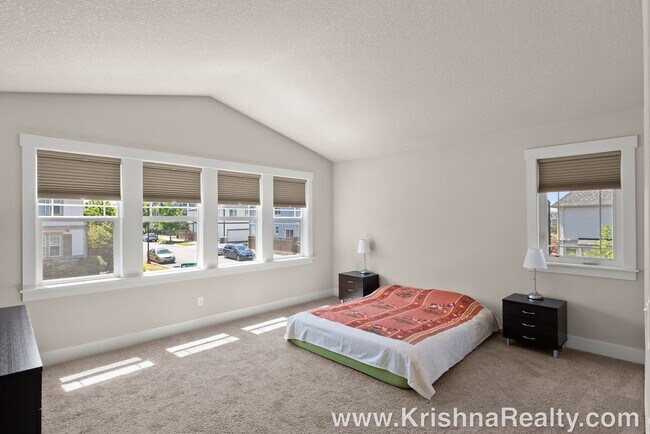 Building Photo - Gorgeous *Corner Lot* 4 BD* 2.5 BA* Single...