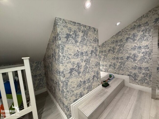 Building Photo - Modern 3Bdm 3Ba with Bonus Room Coastal Ho...
