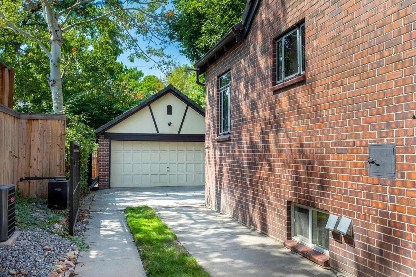Building Photo - 1065 S Clayton Way
