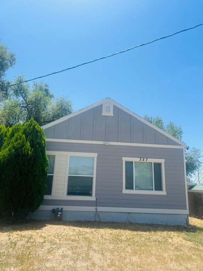 Building Photo - Beautifully remodeled home