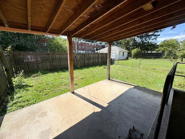 Building Photo - 3 Bedroom Apartment Available in Harrisburg!
