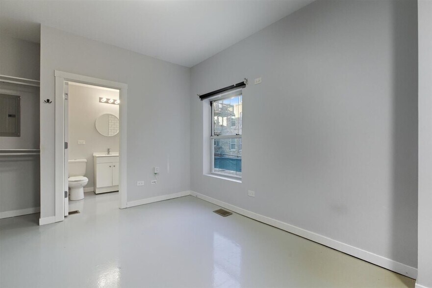 Building Photo - 4700 N Racine Ave