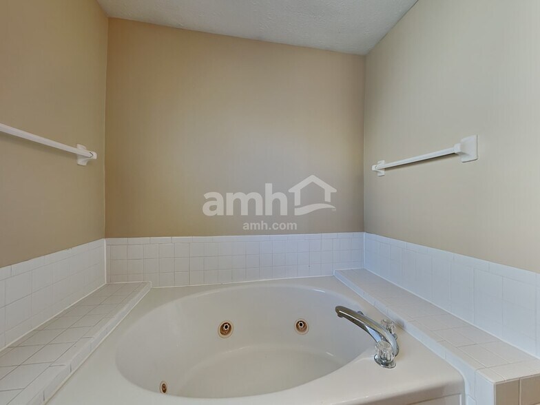 Building Photo - 3207 Creekshore Dr