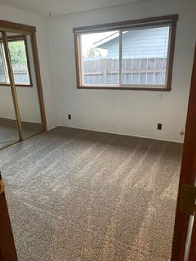 Building Photo - Exceptional Home in North Bend