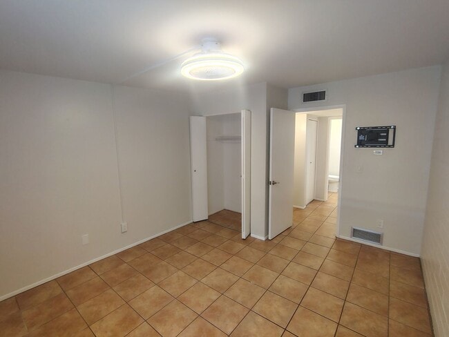 Building Photo - 4001 S Winter Palm Dr