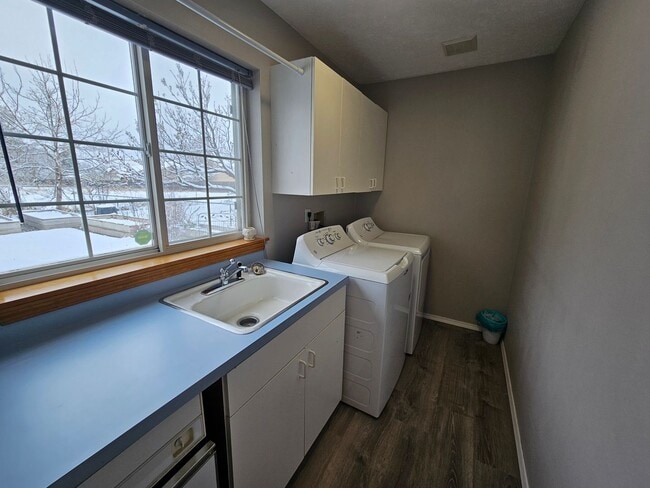 Building Photo - Beautiful Home in the Valley