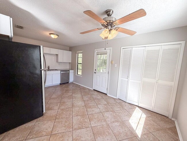 Building Photo - 817 Timbers Dr