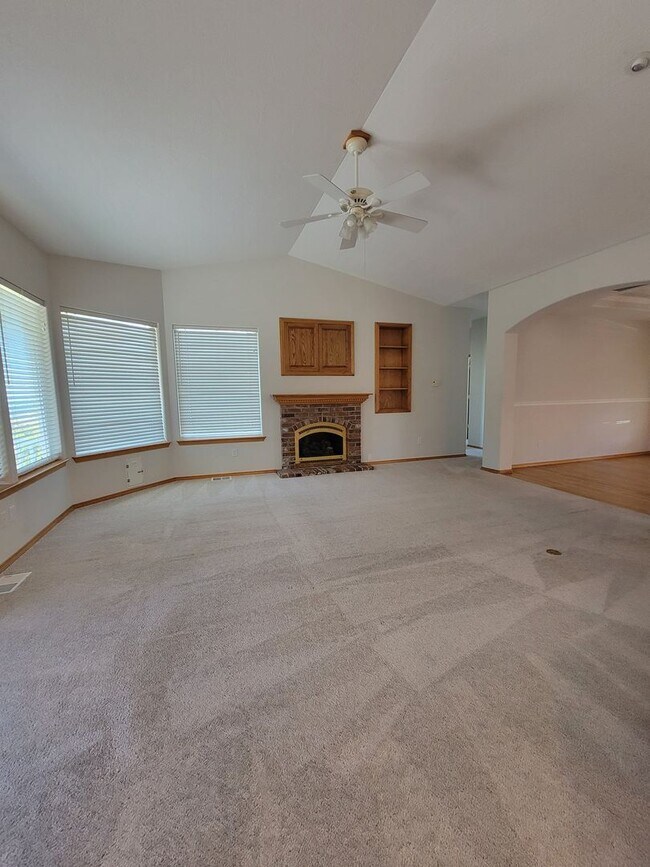 Building Photo - 100 Sapphire Pl